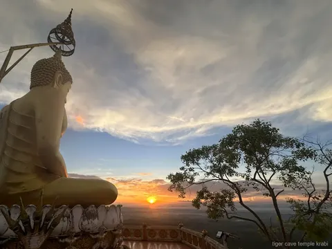 sunrise climb at Tiger Cave Temple Krabi jungle tour, photo 4
